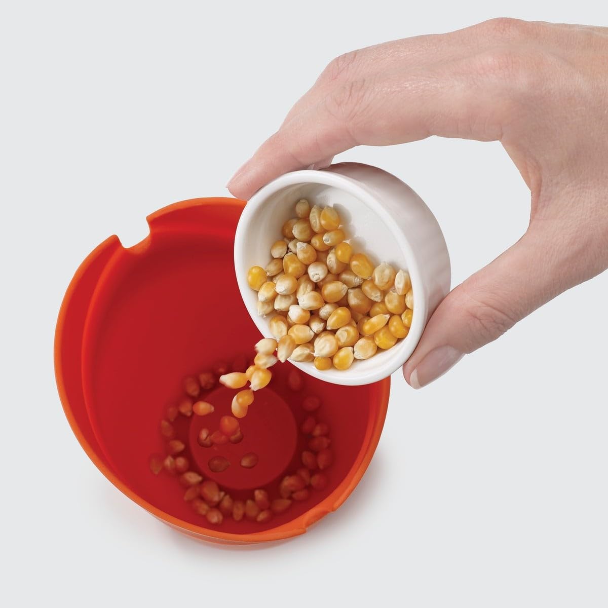 joseph-joseph-m-cuisine-set-de-2-cornets-popcorn-micro-ondes-en-silicone-orange- image 2