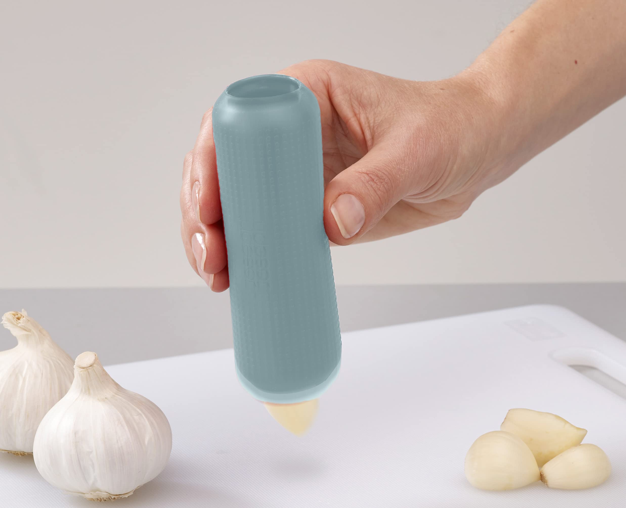 joseph-joseph-duo-plucheur-d-ail-en-silicone-rouleau-anti-odeur-opale image 4