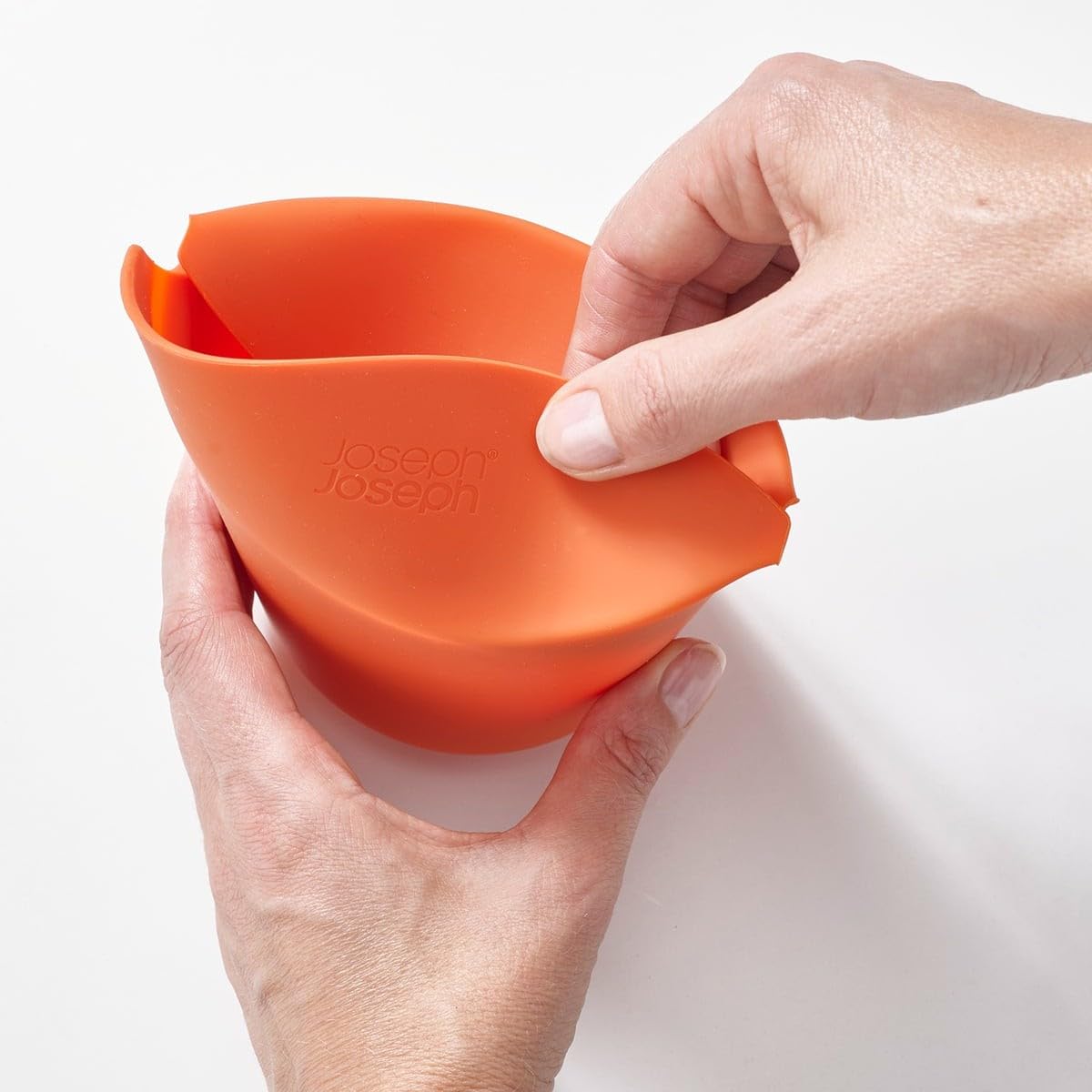 joseph-joseph-m-cuisine-set-de-2-cornets-popcorn-micro-ondes-en-silicone-orange- image 3