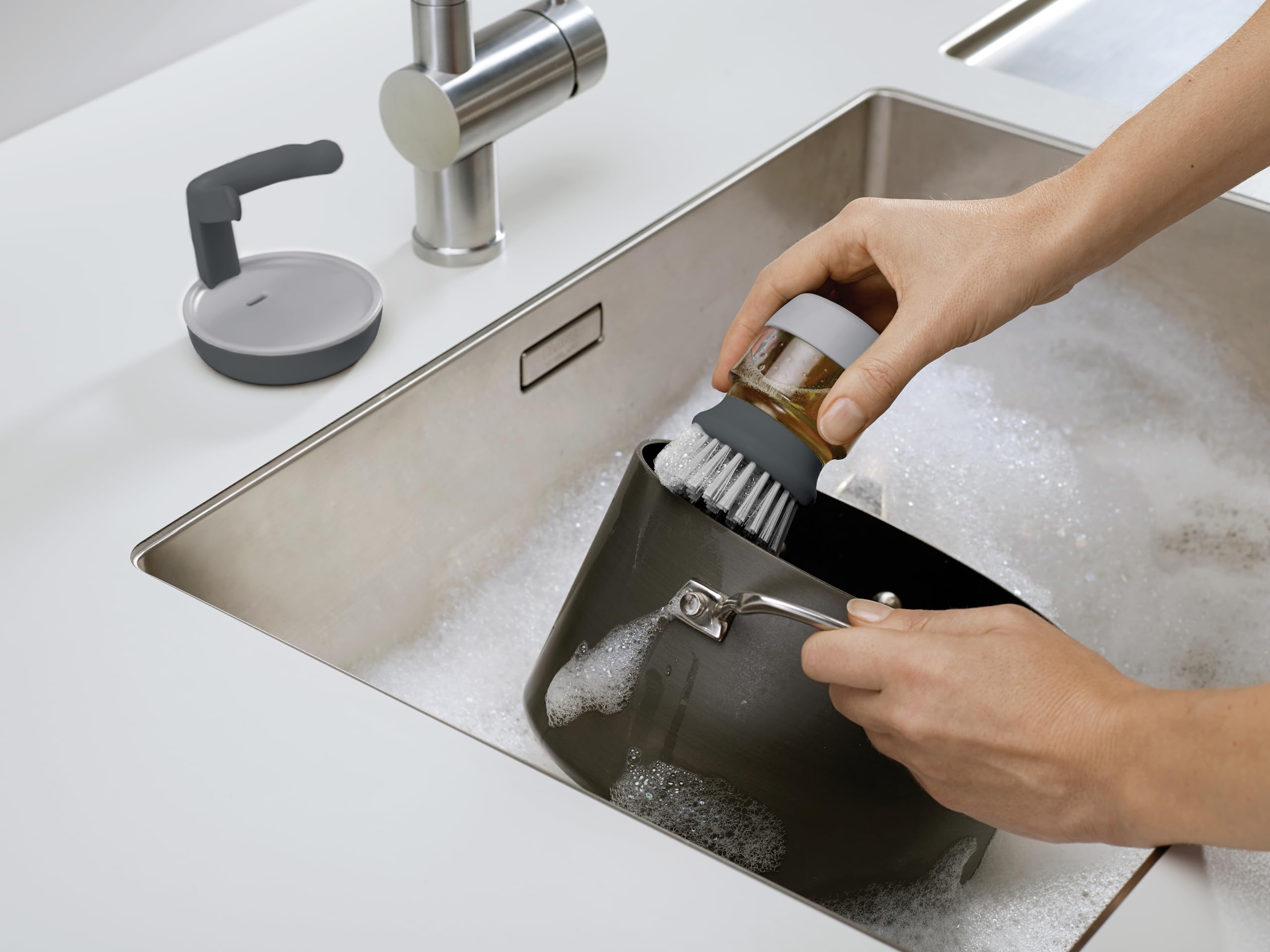 joseph-joseph-palm-scrub-brosse-vaisselle-avec-r-servoir-liquide-vaisselle-int-g image 6