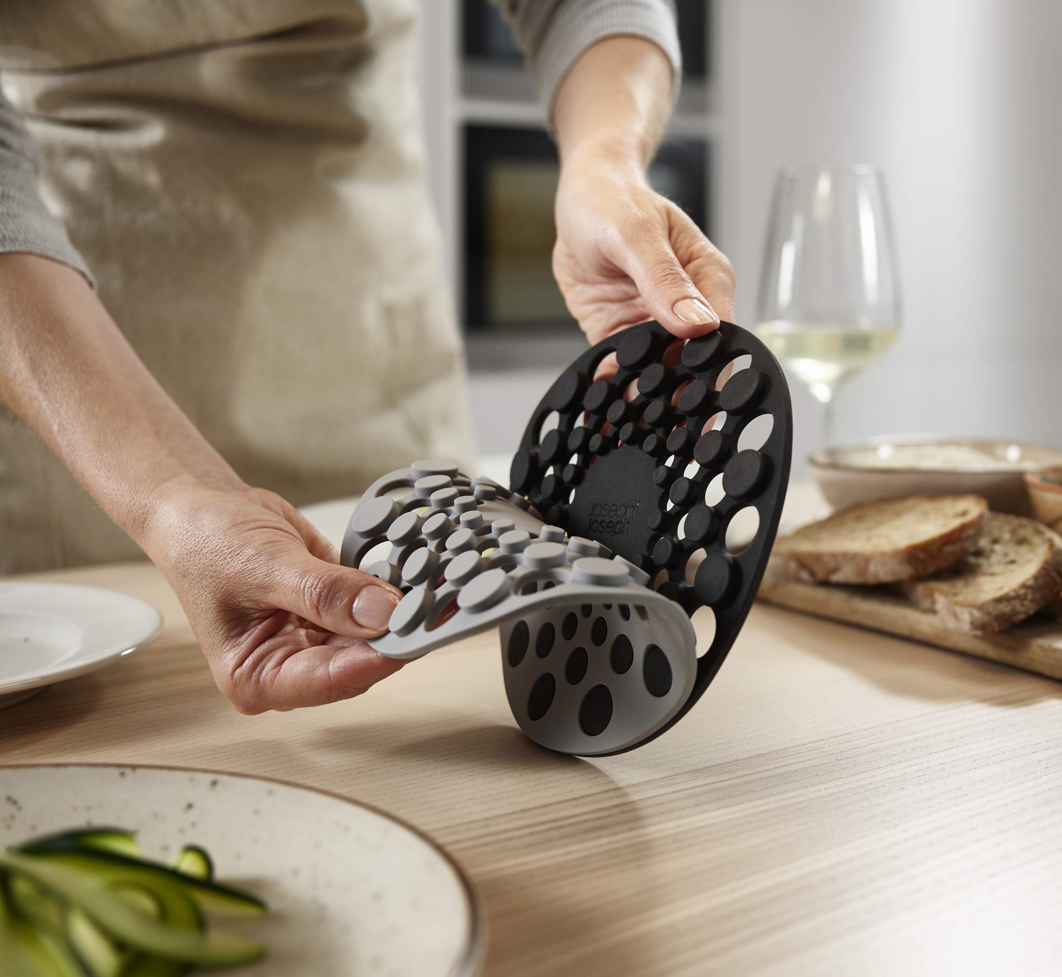 joseph-joseph-spot-on-lot-de-2-dessous-de-plat-en-silicone-r-sistant-la-chaleur- image 3