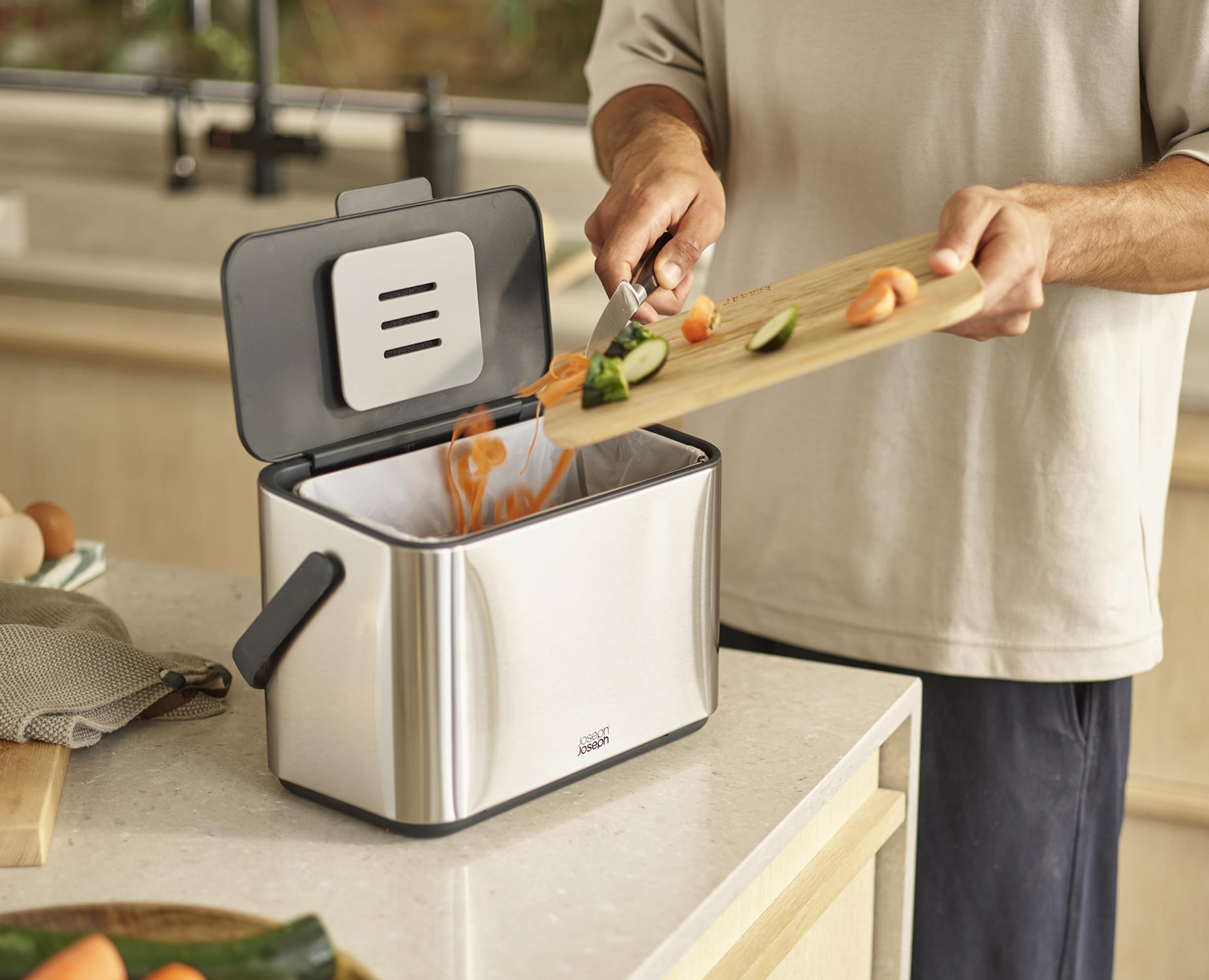 joseph-joseph-collect-poubelle-compost-4-litres-bac-d-chets-alimentaires-inox-av image 6