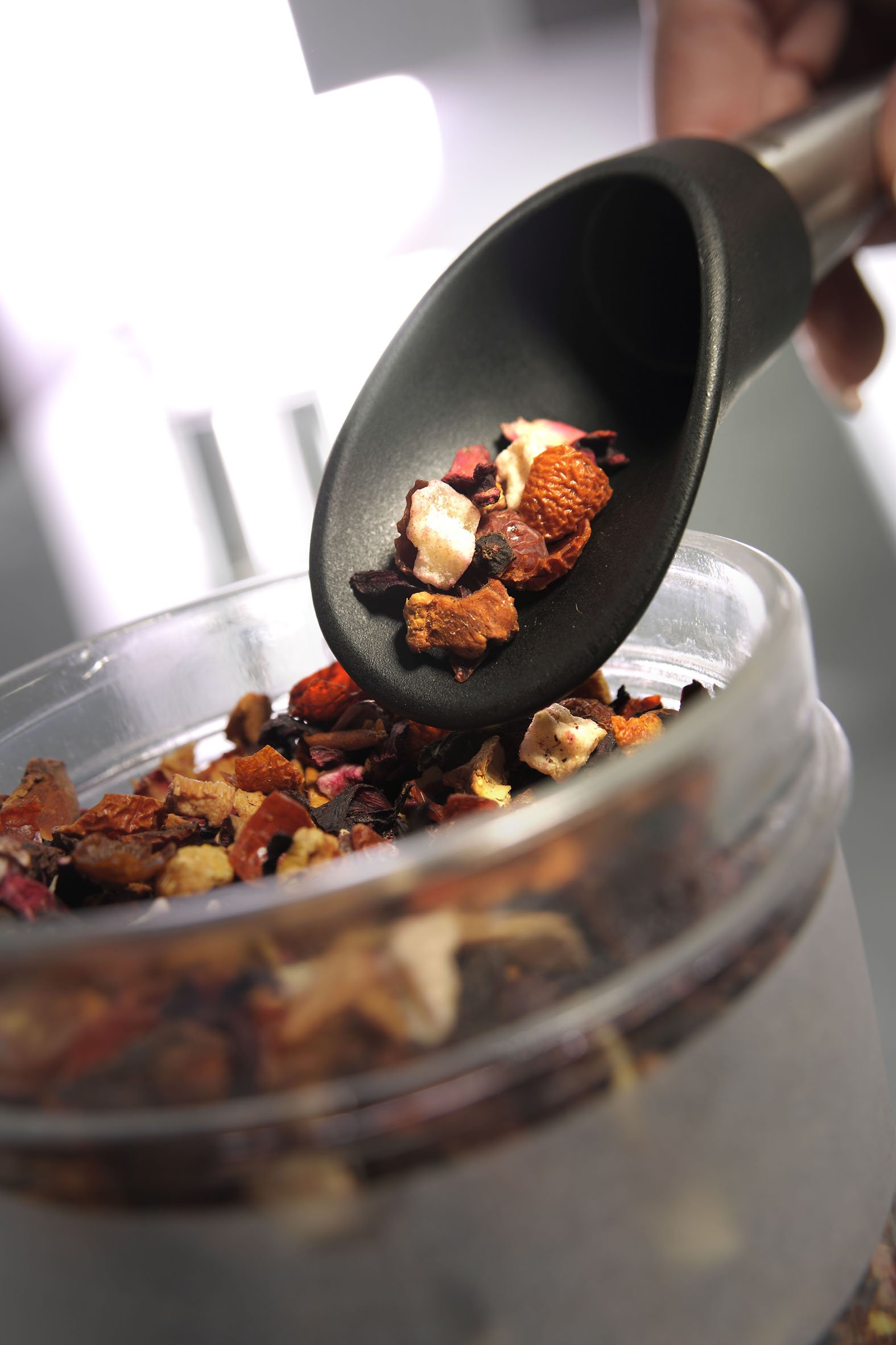 gefu-tealeaf-ge12870-infuseur-th-en-acier-inoxydable-noir-avec-entonnoir-doseur- image 3
