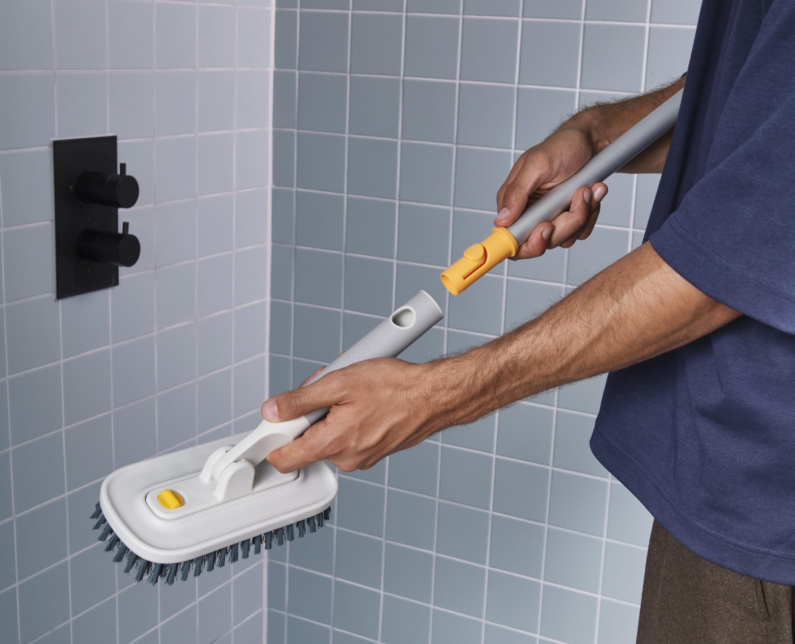 joseph-joseph-cleantech-balai-mop-spray-2-en-1-avec-pad-microfibre-lavable-et-r- image 3