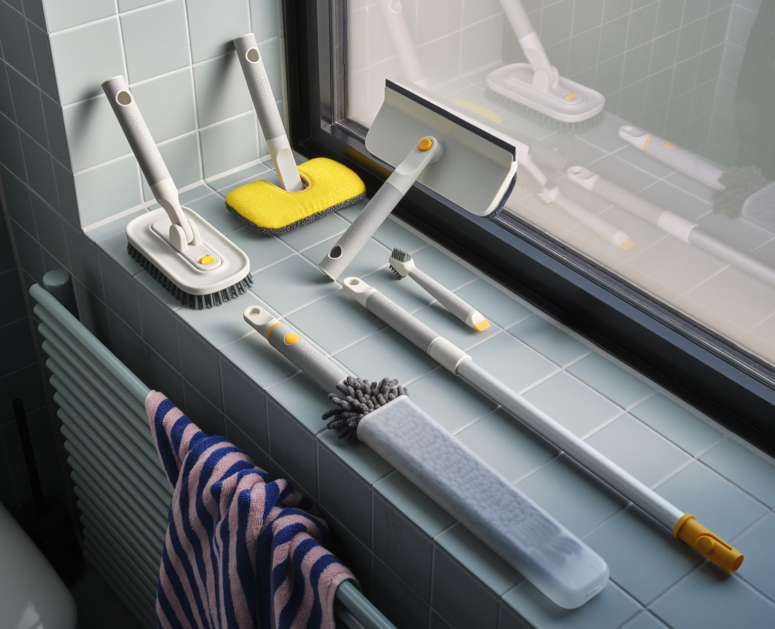 joseph-joseph-cleantech-balai-mop-spray-2-en-1-avec-pad-microfibre-lavable-et-r- image 7