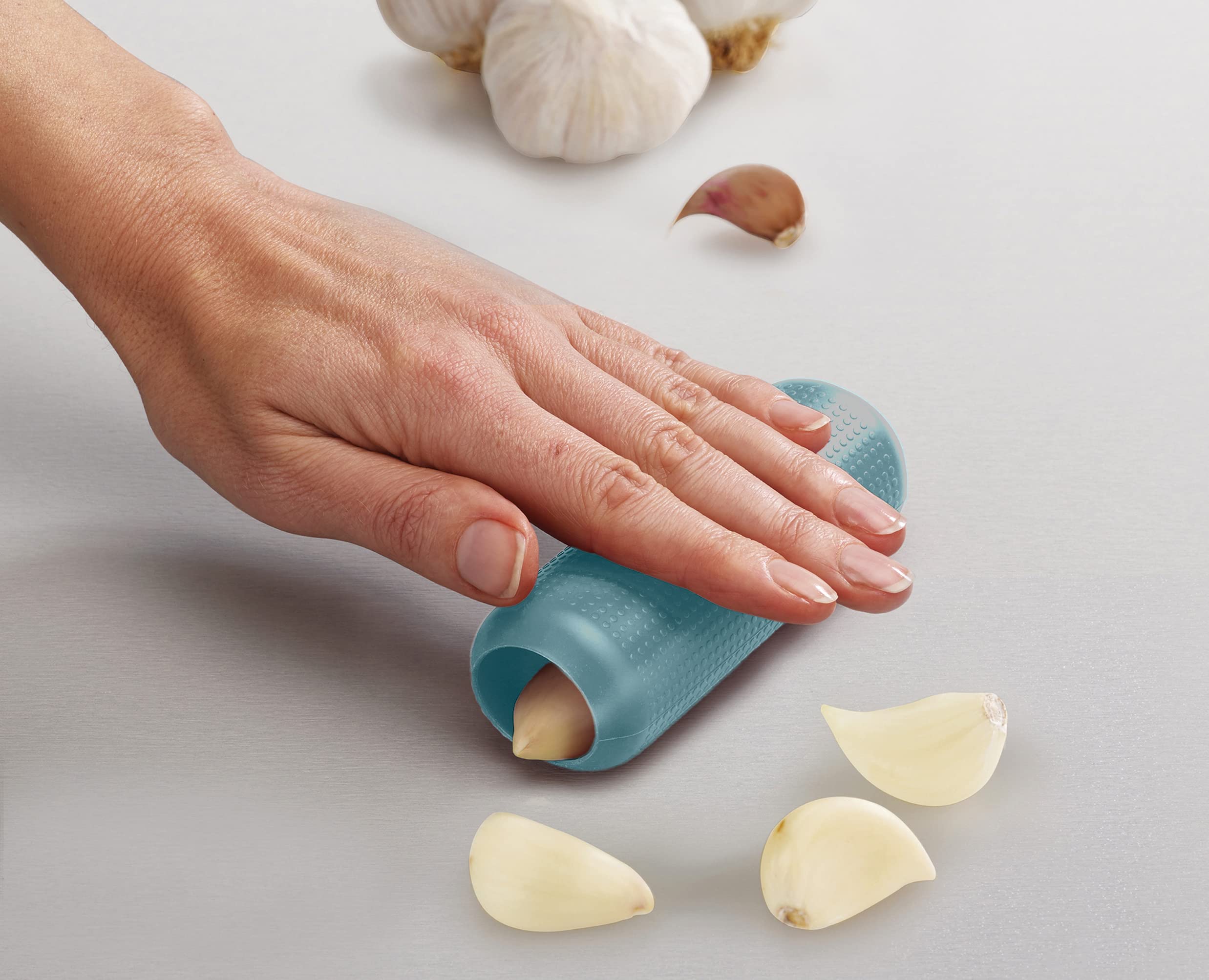 joseph-joseph-duo-plucheur-d-ail-en-silicone-rouleau-anti-odeur-opale image 3
