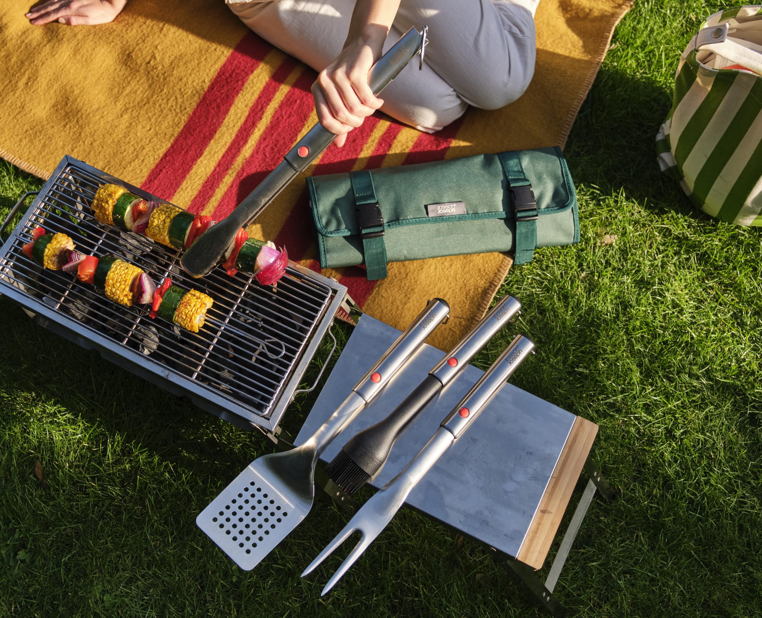 joseph-joseph-grillout-set-de-4-ustensiles-bbq-en-acier-inoxydable-brosse-pinces image 3